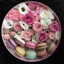 Подарочная коробка Астра с макарони